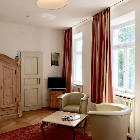Schloss Hainfeld Swiss House Otel Edenkoben